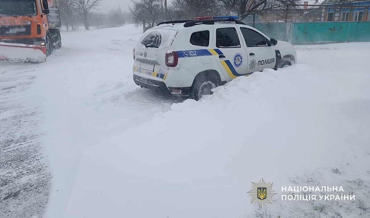 На Дніпропетровщині поліцейський врятував літнього чоловіка під час хуртовини