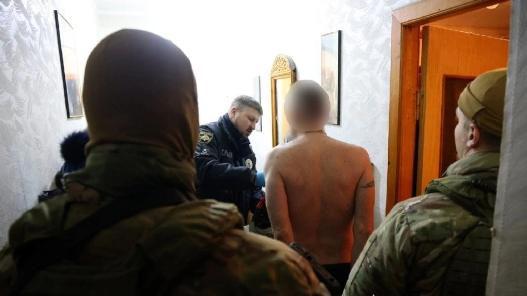 У Дніпрі чоловік взяв матір у заручники та погрожував боєприпасом: поліція провела спецоперацію