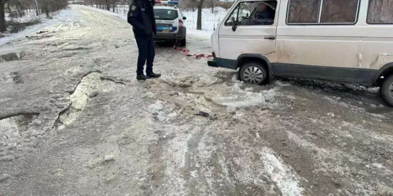 На Криворіжжі поліція допомогла водієві, який застряг посеред дороги