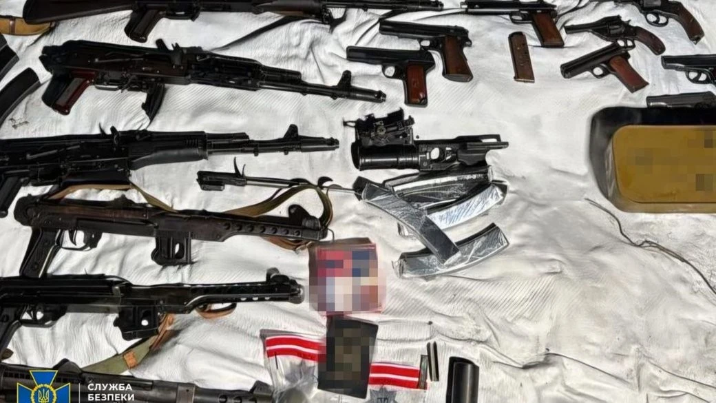 В Україні викрили угруповання, яке намагалося продати одну з найбільших партій трофейної зброї