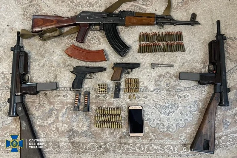 В Україні викрили угруповання, яке намагалося продати одну з найбільших партій трофейної зброї