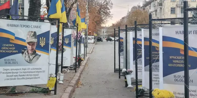 Криворізький меморіал “Куби пам’яті” готується до оновлення: волонтери закликають рідних забрати цінні речі
