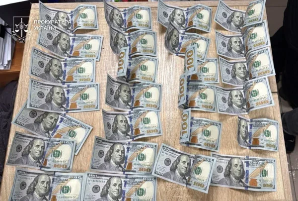 На Дніпропетровщині затримано посадовицю міськради за $2600 хабара за рекламний дозвіл