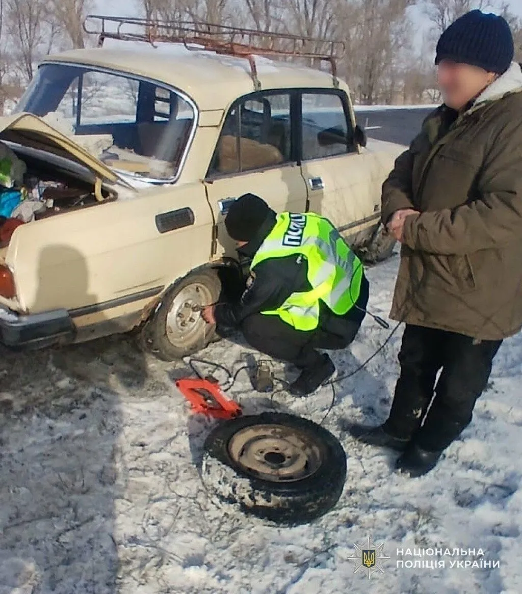 Вчасна зупинка: на Криворіжжі патрульні прийшли на допомогу водієві у дорожній пастці