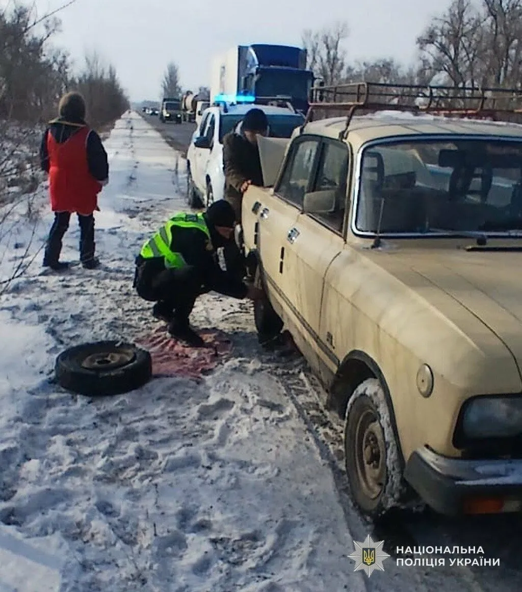 Вчасна зупинка: на Криворіжжі патрульні прийшли на допомогу водієві у дорожній пастці