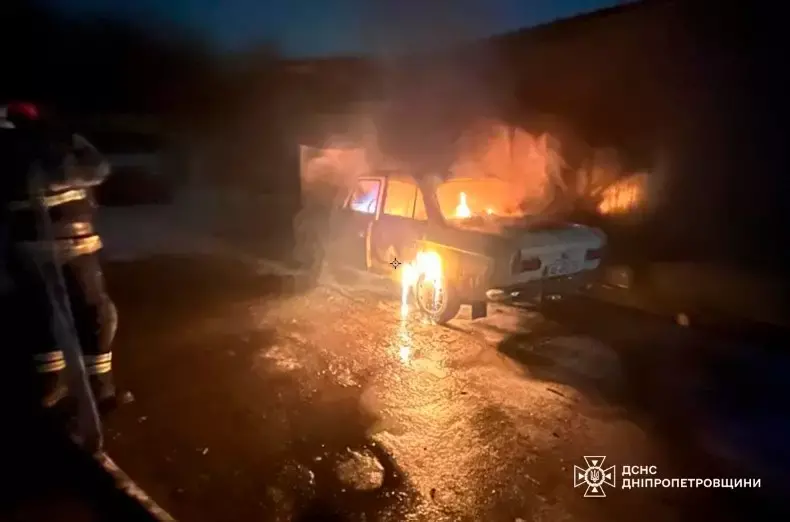 Вогняний вечір у Кривому Розі: за кілька годин у місті вщент згоріли три автівки