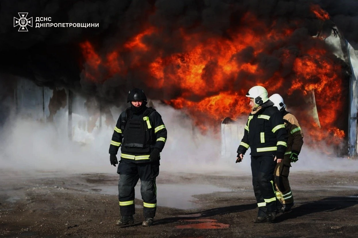 Масштабна пожежа на Дніпропетровщині: понад сотня вогнеборців приборкували наслідки ворожого удару