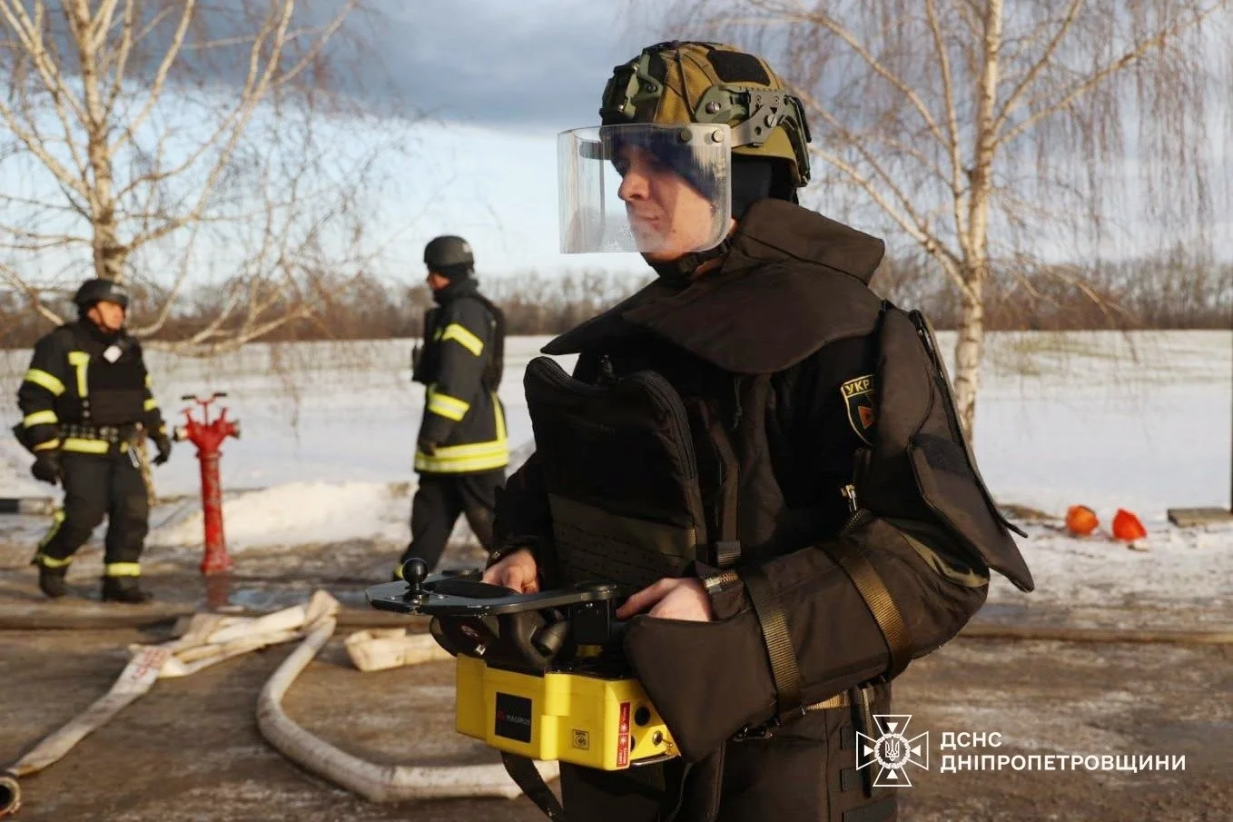 Масштабна пожежа на Дніпропетровщині: понад сотня вогнеборців приборкували наслідки ворожого удару