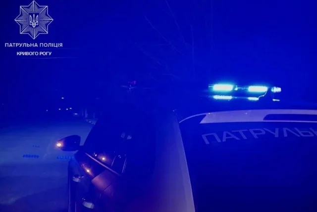 У Кривому Розі водій Daewoo ігнорував поліцію та намагався втекти, створивши небезпечну ситуацію на дорозі. Про це повідомляє «Перший Криворізький» з посиланням на патрульну поліцію Кривого Рогу. Вчора, близько 23:00, у Металургійному районі патрульні помітили автомобіль, який порушив правила дорожнього руху. Правоохоронці подали водієві законну вимогу про зупинку за допомогою проблискових маячків та гучномовця, проте керманич почав тікати. Переслідування тривало кілька хвилин, поки автомобіль не заблокували. Під час втечі 40-річний водій проїхав сім перехресть на заборонний сигнал світлофора, створюючи аварійну ситуацію. На водія склали адміністративні матеріали: стаття 122-2 КУпАП — невиконання вимог поліції про зупинку; частина 5 статті 122 КУпАП — створення аварійної обстановки; 7 постанов за частиною 2 статті 122 КУпАП — проїзд на заборонний сигнал світлофора. Пам’ятайте: порушення правил дорожнього руху не лише карається штрафами, а й ставить під загрозу життя інших учасників руху.