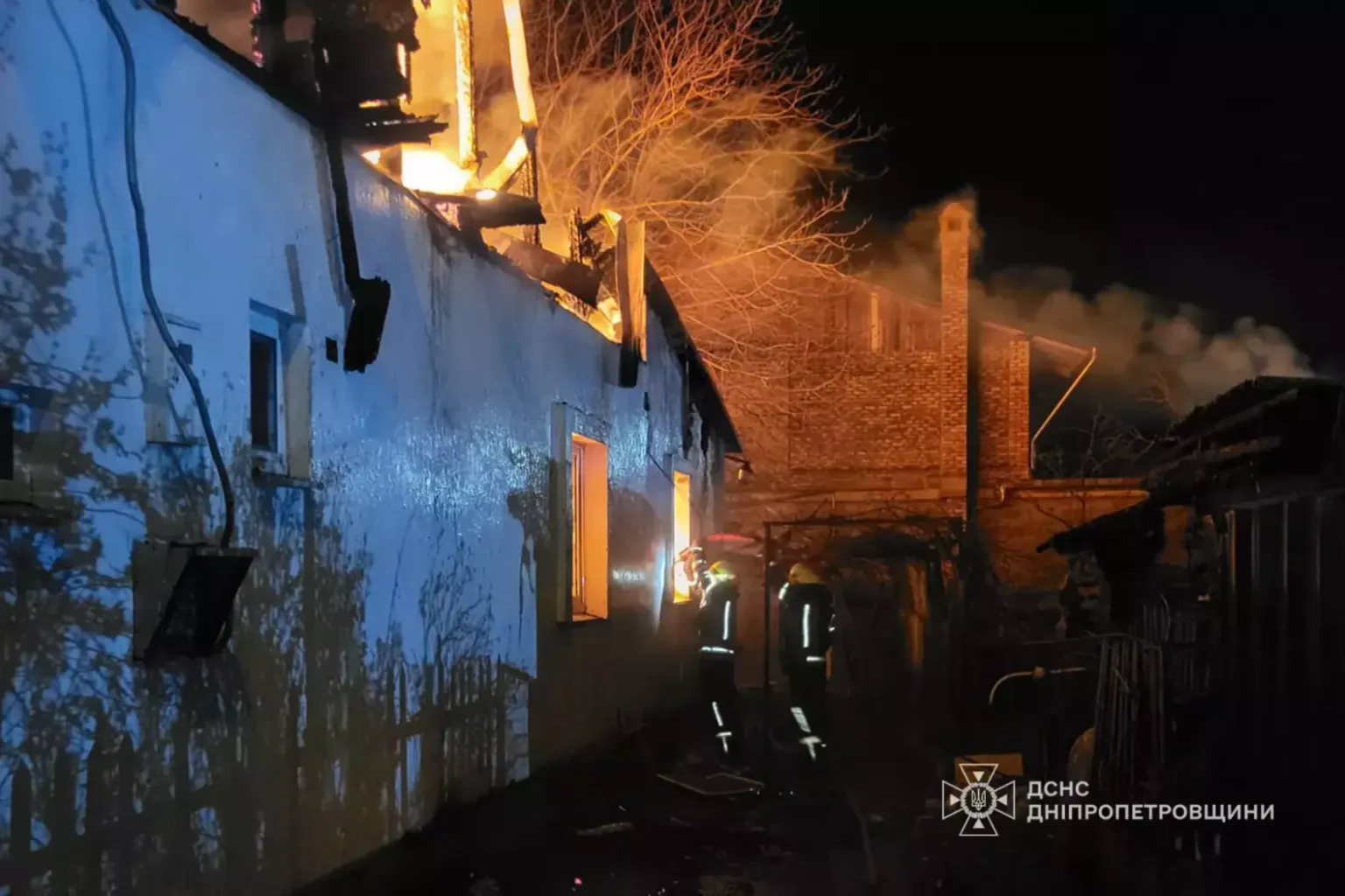 Нічна пожежа у Тернівському районі: з вогню визволили літню жінку