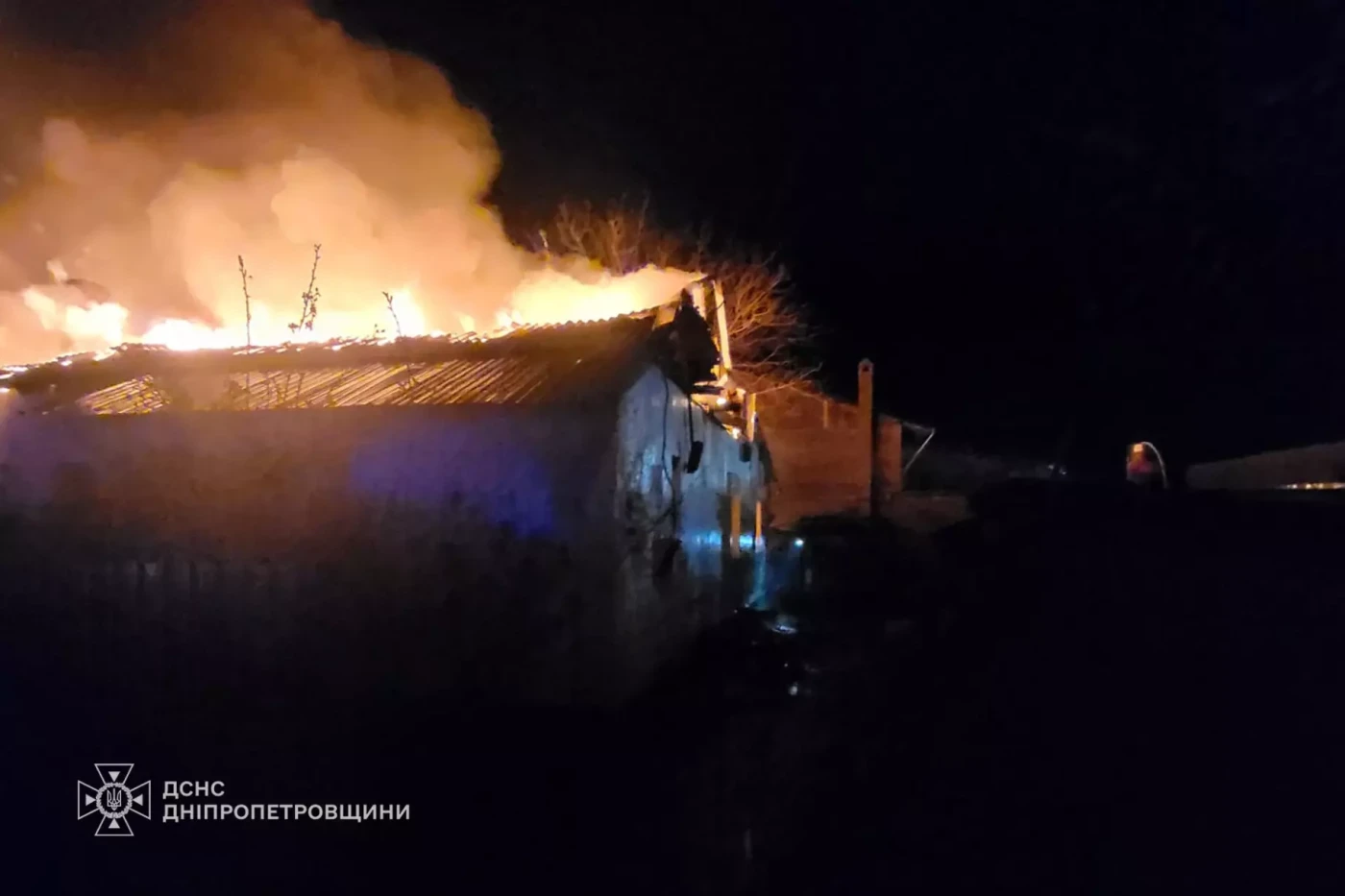 Нічна пожежа у Тернівському районі: з вогню визволили літню жінку