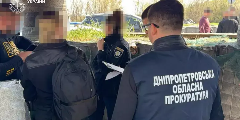 Служба «на папері» за 3000 доларів: у Кривому Розі на хабарі викрили співробітницю поліції
