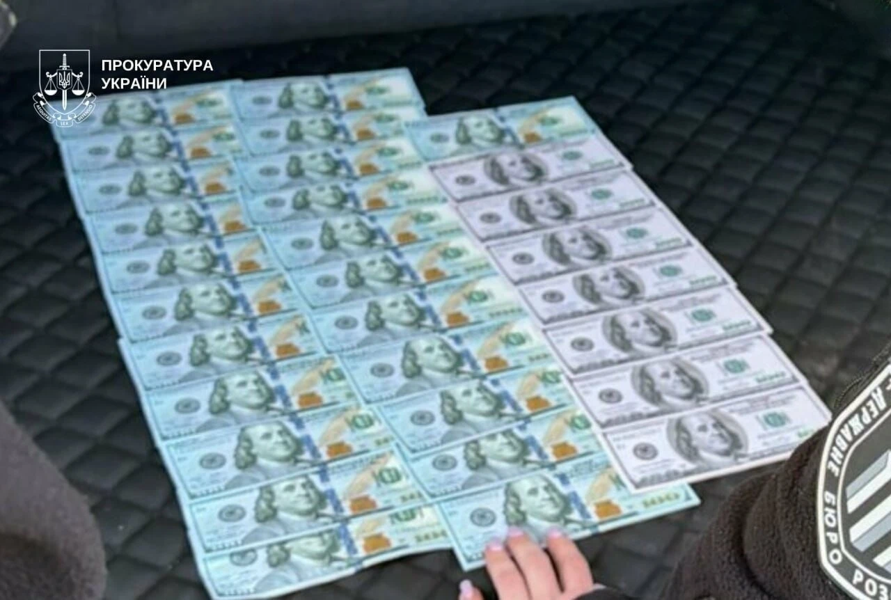 Служба «на папері» за 3000 доларів: у Кривому Розі на хабарі викрили співробітницю поліції
