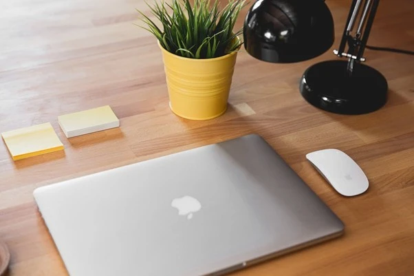 Які переваги MacBook Air M5 у поїздках і відрядженнях