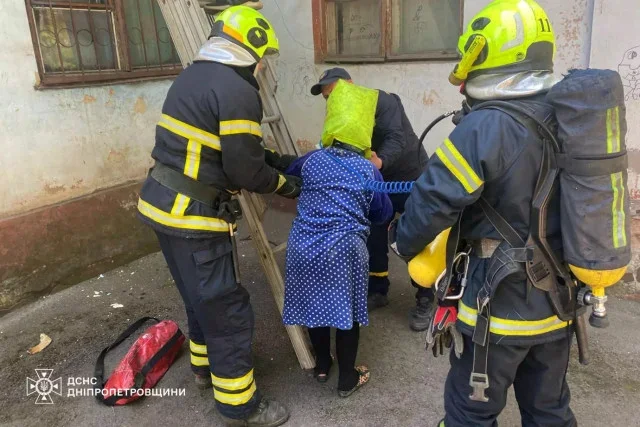 Порятунок із вогняної пастки: у Кривому Розі надзвичайники вивели вісьмох людей із задимленого будинку
