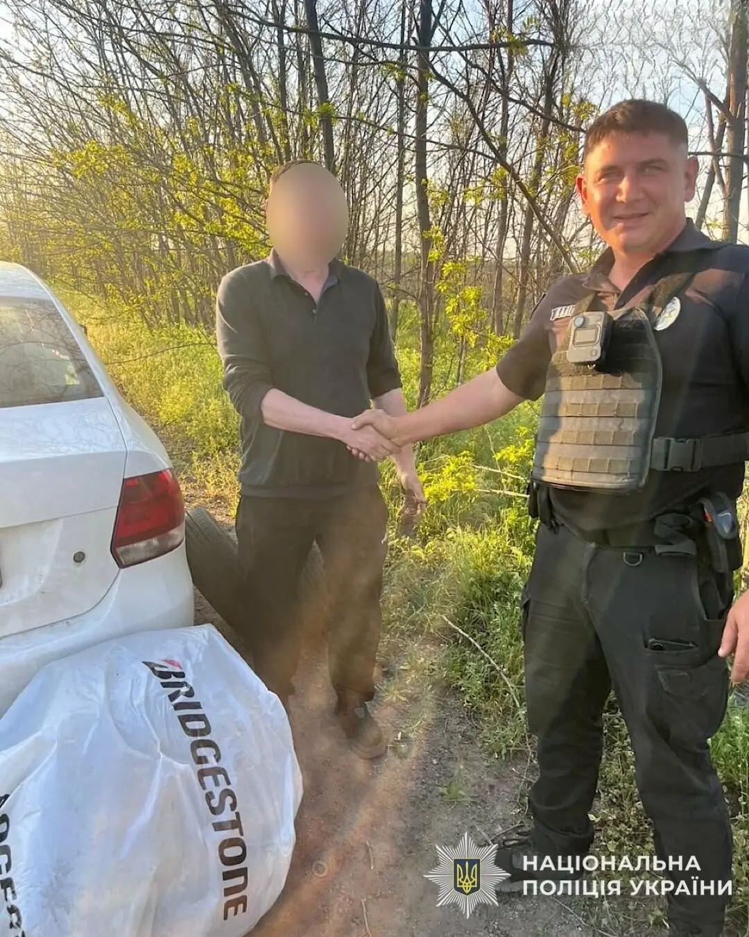 Поліцейський сервіс на дорозі: у Кривому Розі патрульні стали майстрами шиномонтажу для водія