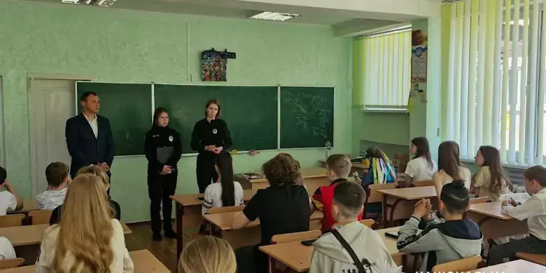 Криворізькі правоохоронці вчать школярів розпізнавати вербувальників у мережі