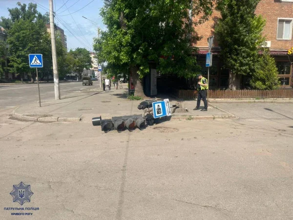 У Кривому Розі знайшли водія, чия вантажівка знесла світлофор