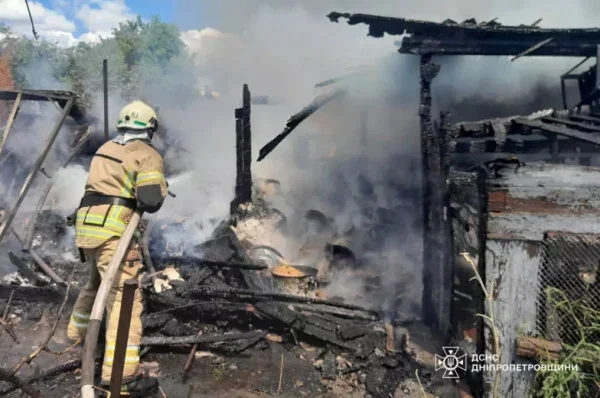 Масштабна пожежа на Криворіжжі знищила господарчі будівлі