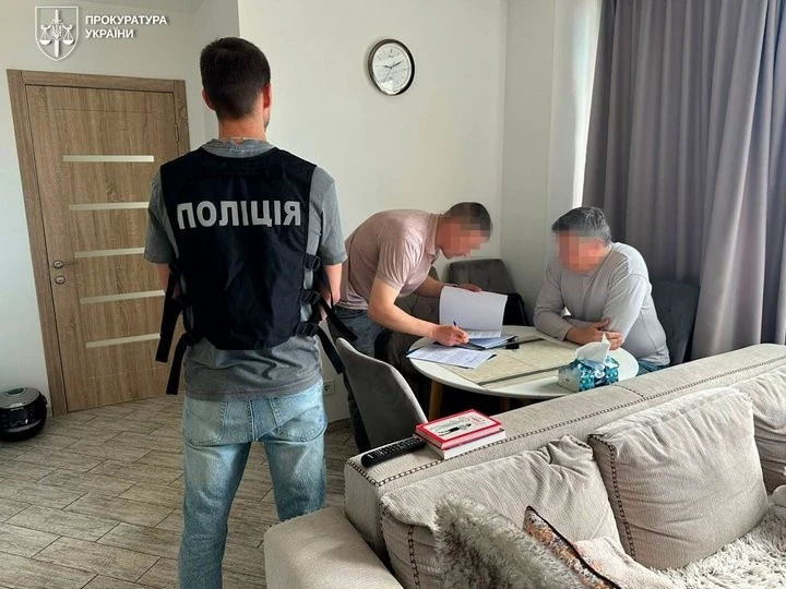 Справа про виїзд лжемузикантів: ексочільник Мінкульту Карандєєв вважає підозру безпідставною
