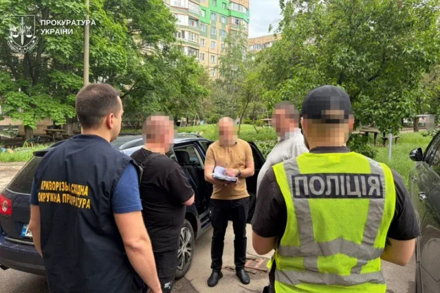 Замість фронту — на продаж: у Кривому Розі викрили схему з псевдогуманітарними елітними авто